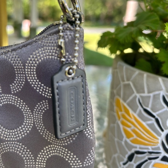 Authentic Coach Ashley Dot op Art Grey signature swing pack Crossbody bag. - Picture 3 of 9